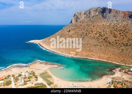 Luftaufnahme von Stavros Beach mit Zorba's Mountain im Hintergrund, Kreta, Griechenland Stockfoto