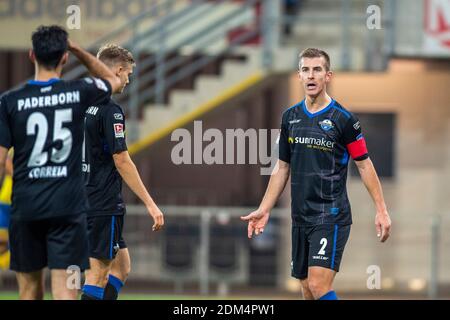 Paderborn, Deutschland. Dezember 2020. Fußball: 2. Bundesliga, SC Paderborn 07 - Eintracht Braunschweig, Matchday 12, in der Benteler-Arena. Paderborner Uwe Hünemeier (r.) schreit bei Paderborner Marcel Correia. Kredit: David Inderlied/dpa - WICHTIGER HINWEIS: Gemäß den Bestimmungen der DFL Deutsche Fußball Liga und/oder des DFB Deutscher Fußball-Bund ist es untersagt, im Stadion und/oder des Spiels aufgenommene Fotos in Form von Sequenzbildern und/oder videoähnlichen Fotoserien zu verwenden oder zu verwenden./dpa/Alamy Live News Stockfoto