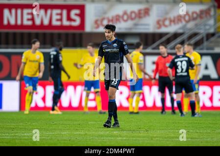 Paderborn, Deutschland. Dezember 2020. Fußball: 2. Bundesliga, SC Paderborn 07 - Eintracht Braunschweig, Matchday 12, in der Benteler-Arena. Paderborner Marcel Correia geht nach der Schlusspfeife enttäuscht über den Platz. Kredit: David Inderlied/dpa - WICHTIGER HINWEIS: Gemäß den Bestimmungen der DFL Deutsche Fußball Liga und/oder des DFB Deutscher Fußball-Bund ist es untersagt, im Stadion und/oder des Spiels aufgenommene Fotos in Form von Sequenzbildern und/oder videoähnlichen Fotoserien zu verwenden oder zu verwenden./dpa/Alamy Live News Stockfoto