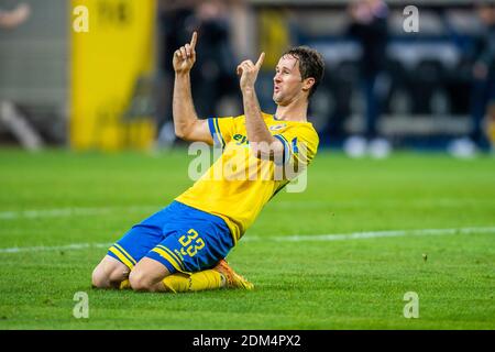 Paderborn, Deutschland. Dezember 2020. Fußball: 2. Bundesliga, SC Paderborn 07 - Eintracht Braunschweig, Matchday 12, in der Benteler Arena. Braunschweigs Nick Proschwitz feiert nach seinem Tor 2:2. Kredit: David Inderlied/dpa - WICHTIGER HINWEIS: Gemäß den Bestimmungen der DFL Deutsche Fußball Liga und/oder des DFB Deutscher Fußball-Bund ist es untersagt, im Stadion und/oder des Spiels aufgenommene Fotos in Form von Sequenzbildern und/oder videoähnlichen Fotoserien zu verwenden oder zu verwenden./dpa/Alamy Live News Stockfoto