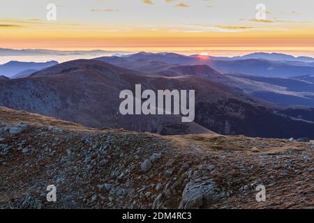Wunderschöner Sonnenaufgang in den Parang Mountains. Rumänien, Europa Stockfoto