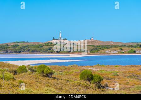 Wadjemup Leuchtturm über Salzseen auf der Insel Rottnest in Australien Stockfoto