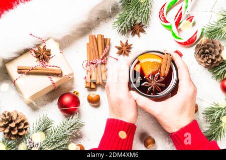 Glühwein in roten Tassen mit weihnachtsschmuck. Stockfoto