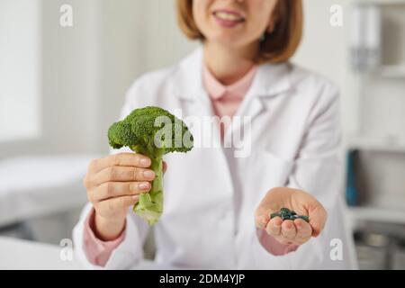 Ernährungsberater oder Ernährungsberater empfiehlt, rohes Gemüse zu essen und Nahrung zu sich zu nehmen Ergänzungen Stockfoto