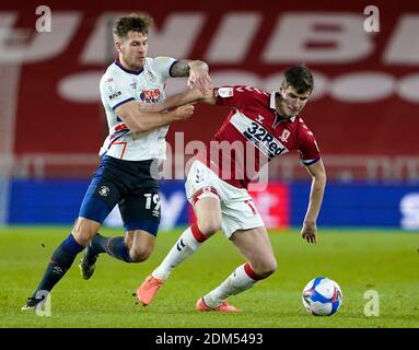 James Collins von Luton Town (links) und Paddy McNair von Middlesbrough kämpfen während des Sky Bet Championship-Spiels im Riverside Stadium, Middlesbrough, um den Ball. Stockfoto