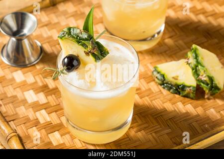 Erfrischender Mai Tai Cocktail mit Rum und Ananas Stockfoto