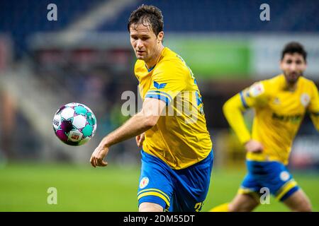 Paderborn, Deutschland. Dezember 2020. Fußball: 2. Bundesliga, SC Paderborn 07 - Eintracht Braunschweig, Matchday 12, in der Benteler Arena. Braunschweigs Nick Proschwitz läuft mit dem Ball. Kredit: David Inderlied/dpa - WICHTIGER HINWEIS: Gemäß den Bestimmungen der DFL Deutsche Fußball Liga und/oder des DFB Deutscher Fußball-Bund ist es untersagt, im Stadion und/oder des Spiels aufgenommene Fotos in Form von Sequenzbildern und/oder videoähnlichen Fotoserien zu verwenden oder zu verwenden./dpa/Alamy Live News Stockfoto