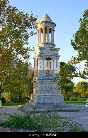 SAINT-REMY DE PROVENCE, FRANKREICH -12 NOV 2019- Ruinen der römischen Ausgrabungsstätte Glanum in der Region Alpilles, Frankreich. Stockfoto