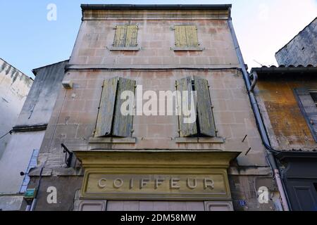 SAINT-REMY DE PROVENCE, FRANKREICH -12 NOV 2019- Außenansicht façade eines altmodischen Friseursalons (Coiffeur) in Saint Remy de Provence, Frankreich Stockfoto