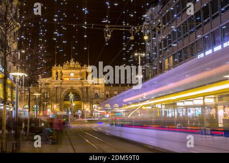 Zürich, Schweiz - Dezember 26. 2019: Die Weihnachtsbeleuchtung auf der Bahnhofstrasse mit einem vorbeifahrenden Bus in Zürich. Stockfoto