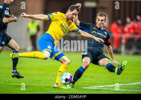 Paderborn, Deutschland. Dezember 2020. Fußball: 2. Bundesliga, SC Paderborn 07 - Eintracht Braunschweig, Matchday 12, in der Benteler-Arena. Braunschweigs Nick Proschwitz (l.) und Paderborner Uwe Hünemeier kämpfen um den Ball. Kredit: David Inderlied/dpa - WICHTIGER HINWEIS: Gemäß den Bestimmungen der DFL Deutsche Fußball Liga und/oder des DFB Deutscher Fußball-Bund ist es untersagt, im Stadion und/oder des Spiels aufgenommene Fotos in Form von Sequenzbildern und/oder videoähnlichen Fotoserien zu verwenden oder zu verwenden./dpa/Alamy Live News Stockfoto