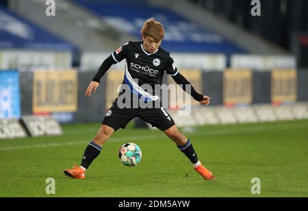 Bielefeld, Deutschland. Dezember 2020. Fußball: Bundesliga, Arminia Bielefeld - FC Augsburg, Matchday 12 in der Schüco Arena. Bielefelds Ritsu Doan führt den Ball an. Quelle: Friso Gentsch/dpa - WICHTIGER HINWEIS: Gemäß den Bestimmungen der DFL Deutsche Fußball Liga und/oder des DFB Deutscher Fußball-Bund ist es untersagt, im Stadion und/oder des Spiels aufgenommene Fotos in Form von Sequenzbildern und/oder videoähnlichen Fotoserien zu verwenden oder zu verwenden./dpa/Alamy Live News Stockfoto