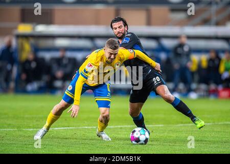 Paderborn, Deutschland. Dezember 2020. Fußball: 2. Bundesliga, SC Paderborn 07 - Eintracht Braunschweig, Matchday 12, in der Benteler-Arena. Braunschweigs Martin Kobylanski (l.) und Paderborner Marco Terrazzino kämpfen um den Ball. Kredit: David Inderlied/dpa - WICHTIGER HINWEIS: Gemäß den Bestimmungen der DFL Deutsche Fußball Liga und/oder des DFB Deutscher Fußball-Bund ist es untersagt, im Stadion und/oder des Spiels aufgenommene Fotos in Form von Sequenzbildern und/oder videoähnlichen Fotoserien zu verwenden oder zu verwenden./dpa/Alamy Live News Stockfoto