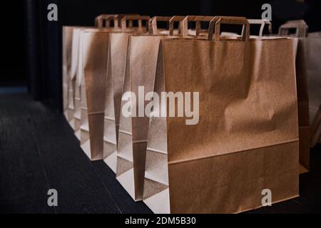 Kraftpapier-Beutel stehen in einer Reihe. Stockfoto