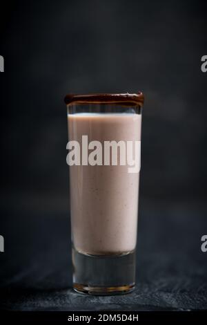 Alkoholcocktail in Schrotglas mit Schokoladenlikör und Wodka. Selektiver Fokus. Geringe Schärfentiefe. Stockfoto