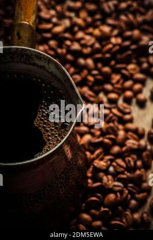 Frisch zubereiteter Kaffee im Vintage-Cezve. Selektiver Fokus. Geringe Schärfentiefe. Stockfoto