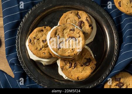 Hausgemachte Eiscreme-Sandwiches mit Chocolate Chip Cookies Stockfoto