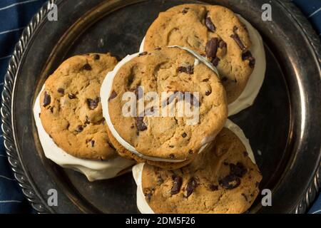 Hausgemachte Eiscreme-Sandwiches mit Chocolate Chip Cookies Stockfoto