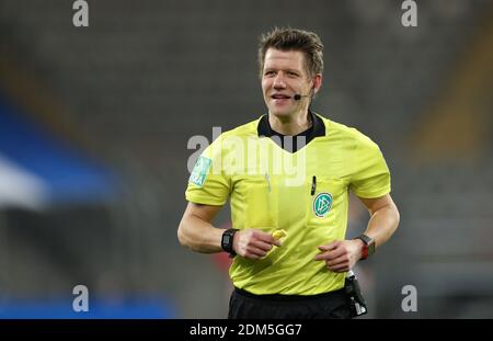 Bielefeld, Deutschland. Dezember 2020. Fußball: Bundesliga, Arminia Bielefeld - FC Augsburg, Matchday 12 in der Schüco Arena. Schiedsrichter Patrick Ittrich lächelt. Quelle: Friso Gentsch/dpa - WICHTIGER HINWEIS: Gemäß den Bestimmungen der DFL Deutsche Fußball Liga und/oder des DFB Deutscher Fußball-Bund ist es untersagt, im Stadion und/oder des Spiels aufgenommene Fotos in Form von Sequenzbildern und/oder videoähnlichen Fotoserien zu verwenden oder zu verwenden./dpa/Alamy Live News Stockfoto