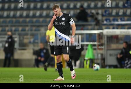 Bielefeld, Deutschland. Dezember 2020. Fußball: Bundesliga, Arminia Bielefeld - FC Augsburg, Matchday 12 in der Schüco Arena. Bielefelds Fabian Klos bläst ihm die Nase. Quelle: Friso Gentsch/dpa - WICHTIGER HINWEIS: Gemäß den Bestimmungen der DFL Deutsche Fußball Liga und/oder des DFB Deutscher Fußball-Bund ist es untersagt, im Stadion und/oder des Spiels aufgenommene Fotos in Form von Sequenzbildern und/oder videoähnlichen Fotoserien zu verwenden oder zu verwenden./dpa/Alamy Live News Stockfoto