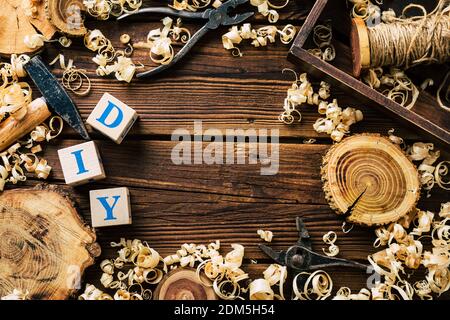 Holz für Heimwerker. Holzwerkstatt. Holzspäne und Schreinerei Werkzeuge. Hintergrund Stockfoto