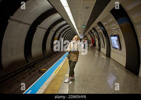 Istanbul, Türkei - 14. Februar 2020: Passagiere auf dem Bahnsteig der U-Bahn-Station der Istanbul Metro oder U-Bahn. Stockfoto