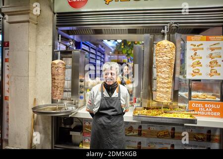 Istanbul, Türkei - 14. Februar 2020: Ein lächelnder Koch und Street-Fast-Food-Verkäufer Döner Kebabs steht vor seinem Geschäft in der Istiklal Street, Beyoglu Stockfoto