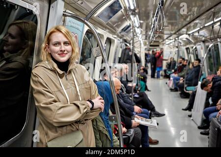 Istanbul, Türkei - 12. Februar 2020: Passagiere in einem U-Bahn-Wagen. Stockfoto