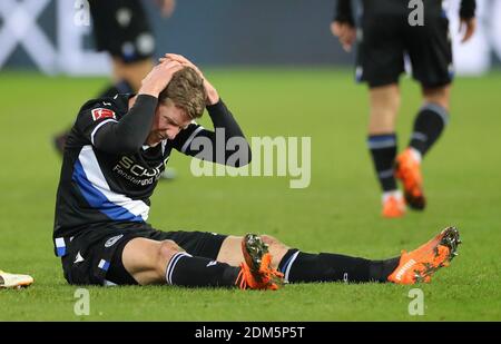 Bielefeld, Deutschland. Dezember 2020. Fußball: Bundesliga, Arminia Bielefeld - FC Augsburg, Matchday 12 in der Schüco Arena. Bielefelds Sven Schipplock greift sich den Kopf. Quelle: Friso Gentsch/dpa - WICHTIGER HINWEIS: Gemäß den Bestimmungen der DFL Deutsche Fußball Liga und/oder des DFB Deutscher Fußball-Bund ist es untersagt, im Stadion und/oder des Spiels aufgenommene Fotos in Form von Sequenzbildern und/oder videoähnlichen Fotoserien zu verwenden oder zu verwenden./dpa/Alamy Live News Stockfoto