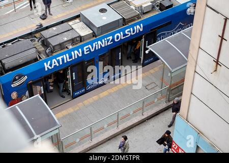 Istanbul, Türkei - 14. Februar 2020: Draufsicht auf Cemberlitas Moderne Niederflur-Straßenbahnhaltestelle in Mollafenari Nachbarschaft, Fatih Bezirk. Stockfoto