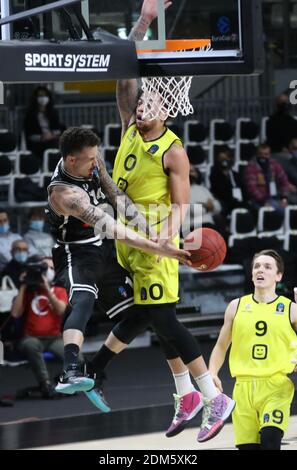 Bologna, Italien. Dezember 2020. 16/12/2020 - Kyle Weems von Segafredo Virtus Bologna in Aktion vereitelt von Stephaun Branch of Antwerp während des Eurocup-Spiels Virtus Segafredo gegen Antwerpen Telnet Giants - ph: Michele Nucci/LM Credit: LiveMedia/Alamy Live News Stockfoto