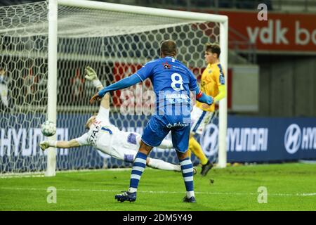 Gent's Vadis Odjidja-Ofoe und Waasland-Beveren's Nordin Jackers im Einsatz während eines Fußballmatches zwischen KAA Gent und Waasland-Beveren, Mittwoch Stockfoto