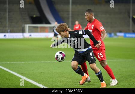 Bielefeld, Deutschland. Dezember 2020. Fußball: Bundesliga, Arminia Bielefeld - FC Augsburg, Matchday 12 in der Schüco Arena. Bielefelds Ritsu Doan (l) kämpft mit dem Augsburger Carlos Gruezo um den Ball. Quelle: Friso Gentsch/dpa - WICHTIGER HINWEIS: Gemäß den Bestimmungen der DFL Deutsche Fußball Liga und/oder des DFB Deutscher Fußball-Bund ist es untersagt, im Stadion und/oder des Spiels aufgenommene Fotos in Form von Sequenzbildern und/oder videoähnlichen Fotoserien zu verwenden oder zu verwenden./dpa/Alamy Live News Stockfoto