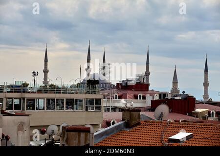 Istanbul, Türkei - 14. Februar 2020: Die Türme der Minarette und die Kuppel der Moschee erheben sich über die Dächer der Häuser im Fatih-Gebiet. Stockfoto