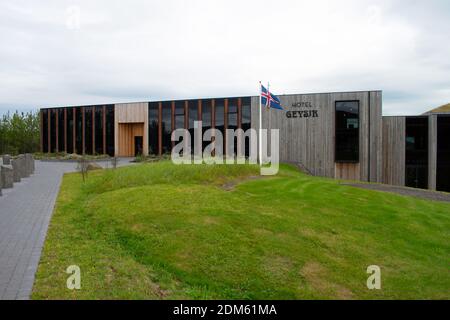 Das moderne Design des Geysir Hotel, benannt nach der berühmten isländischen Attraktion im Haukadalur Tal entlang der Golden Circle Route in Island. Stockfoto