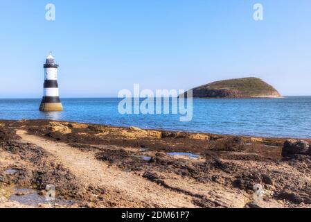 Trwyn Du Leuchtturm, Puffin Island, Wales, Vereinigtes Königreich Stockfoto