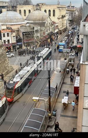 Istanbul, Türkei - 14. Februar 2020: Die Straßenbahnhaltestelle Cemberlitas mit Drehkreuz befindet sich in der Yeniceriler Straße in der Nähe der Konstantin-Säule. Stockfoto