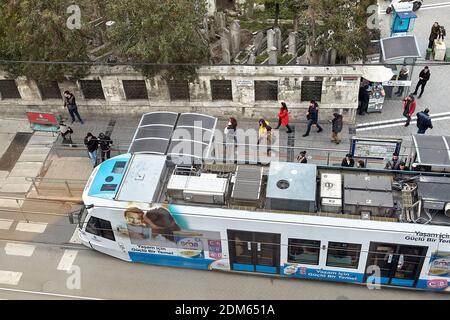 Istanbul, Türkei - 14. Februar 2020: Die moderne Niederflur-Straßenbahn am Bahnhof Cemberlitas in der Yeniceriler Straße im Stadtteil Mollafenari, Fatih Dstr Stockfoto