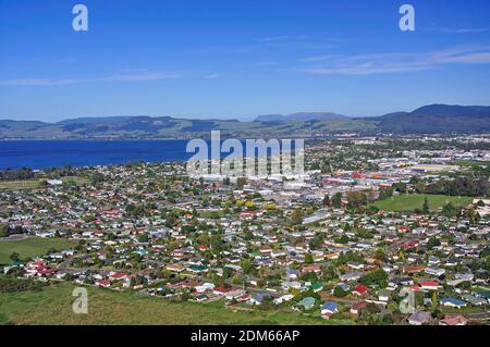 Stadt und Lake Rotorua Blick vom Skyline Skyrides Gondelstation, Rotorua, Bucht von viel Region, Nordinsel, Neuseeland Stockfoto