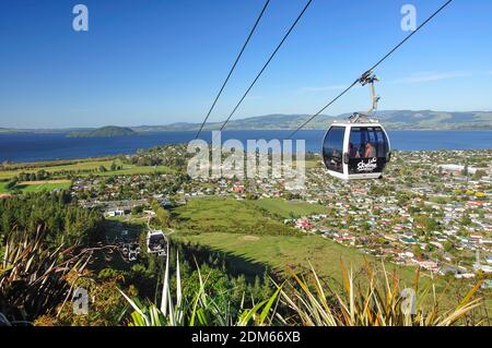 Skyline Skyrides Gondel über der Stadt und Lake Rotorua, Rotorua, Bay of Plenty Region, Nordinsel, Neuseeland Stockfoto