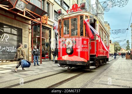 Istanbul, Türkei - 14. Februar 2020: Historische rote Straßenbahn auf Istiklal Avenue, eine der beliebtesten Fußgängerzonen der Stadt, in Bey Stockfoto