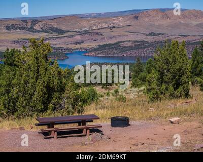 Blick auf den Stausee vom Campingplatz 22, Firefighters Memorial Campground, Flaming Gorge National Recreation Area in der Nähe von Dutch John, Utah. Stockfoto