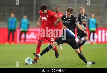 Bielefeld, Deutschland. Dezember 2020. Fußball: Bundesliga, Arminia Bielefeld - FC Augsburg, Matchday 12 in der Schüco Arena. Bielefelds Fabian Kunze (r) kämpft mit Augsburgs Tobias Strobl um den Ball. Quelle: Friso Gentsch/dpa - WICHTIGER HINWEIS: Gemäß den Bestimmungen der DFL Deutsche Fußball Liga und/oder des DFB Deutscher Fußball-Bund ist es untersagt, im Stadion und/oder des Spiels aufgenommene Fotos in Form von Sequenzbildern und/oder videoähnlichen Fotoserien zu verwenden oder zu verwenden./dpa/Alamy Live News Stockfoto