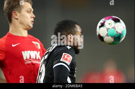 Bielefeld, Deutschland. Dezember 2020. Fußball: Bundesliga, Arminia Bielefeld - FC Augsburg, Matchday 12 in der Schüco Arena. Bielefelds Nathan de Medina (r) kämpft mit dem Augsburger Robert Gumny um den Ball. Quelle: Friso Gentsch/dpa - WICHTIGER HINWEIS: Gemäß den Bestimmungen der DFL Deutsche Fußball Liga und/oder des DFB Deutscher Fußball-Bund ist es untersagt, im Stadion und/oder des Spiels aufgenommene Fotos in Form von Sequenzbildern und/oder videoähnlichen Fotoserien zu verwenden oder zu verwenden./dpa/Alamy Live News Stockfoto