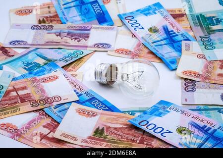 Kalender und russisches Geld, Glühbirne und Kalender, Lampe und Geld, russisches Geld Stockfoto