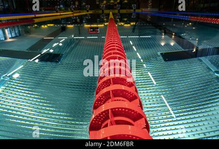 Nahaufnahme der roten Linie in leerem Swimmingpool bei Nacht mit niedrigerem Licht, symmetrischer Perspektive Stockfoto