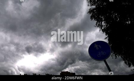 Dramatischer Cumulonimbus stürmische Wolken über dem Stadtbild Kaunas, Litauen Stockfoto