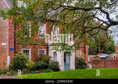 High House in Heacham, Norfolk, ist ein denkmalgeschütztes Haus aus dem 18. Jahrhundert, das hauptsächlich aus Stein gebaut wurde. Stockfoto