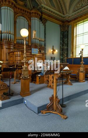 Ein Organist spielt in Saltaire United Reformierte Kirche, Saltaire, Yorkshire, England. Stockfoto
