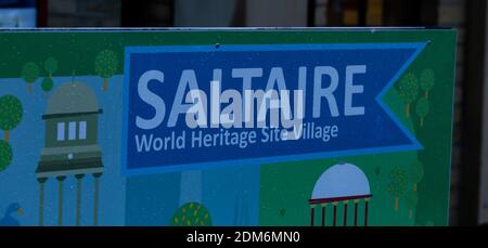 Das Dorfschild von Saltaire ist auf dem Display zu sehen, wenn Sie in Saltaire in Yorkshire eintreten. Stockfoto